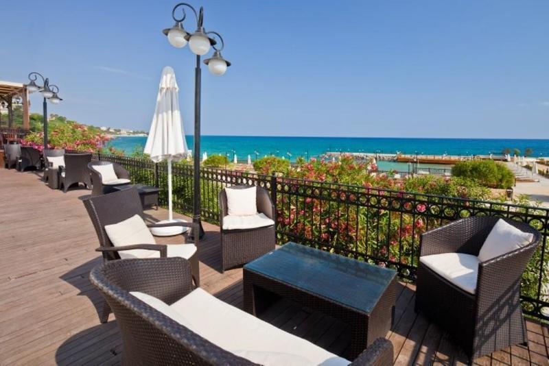 Ada Beach Hotel Karavas エクステリア 写真