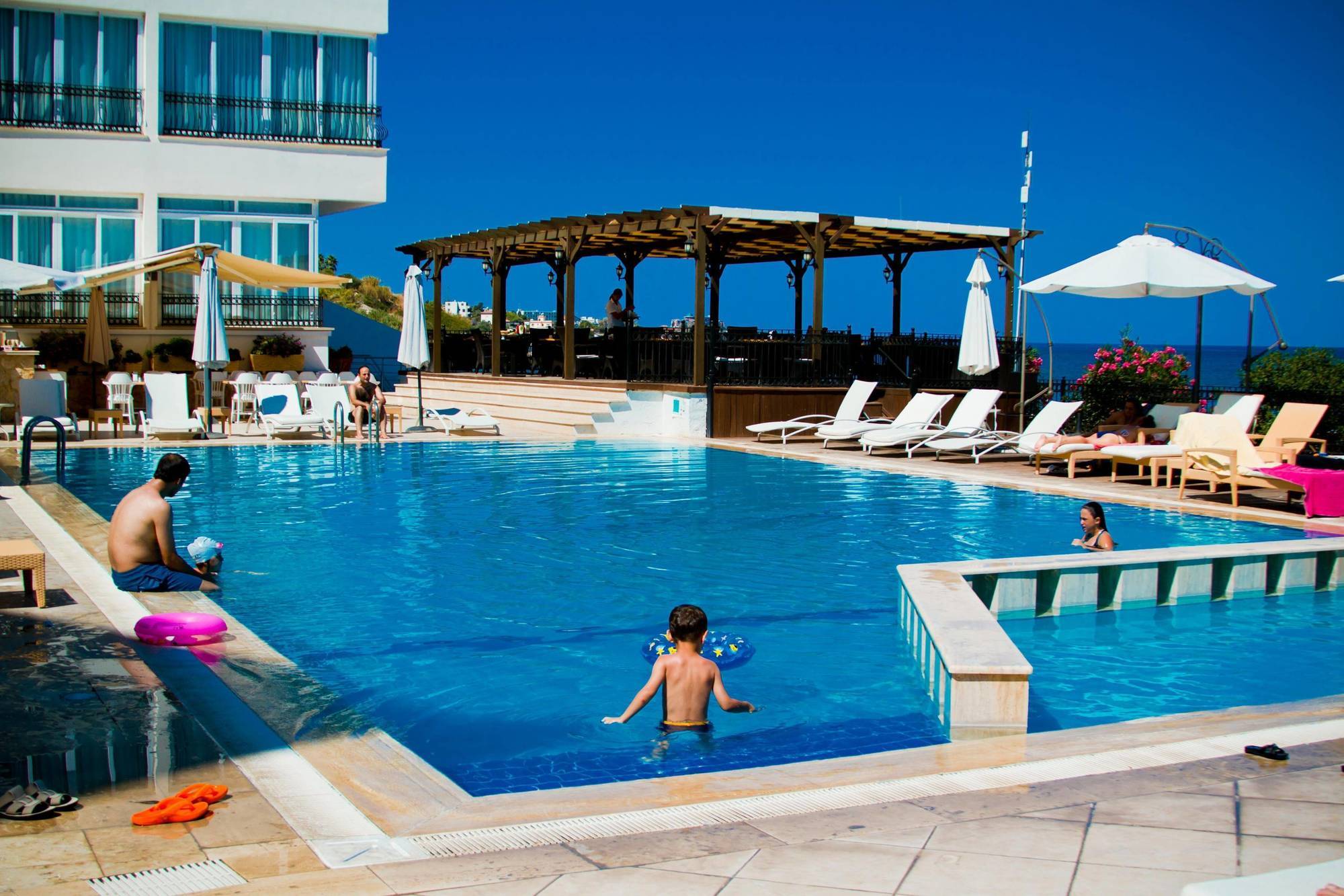 Ada Beach Hotel Karavas エクステリア 写真