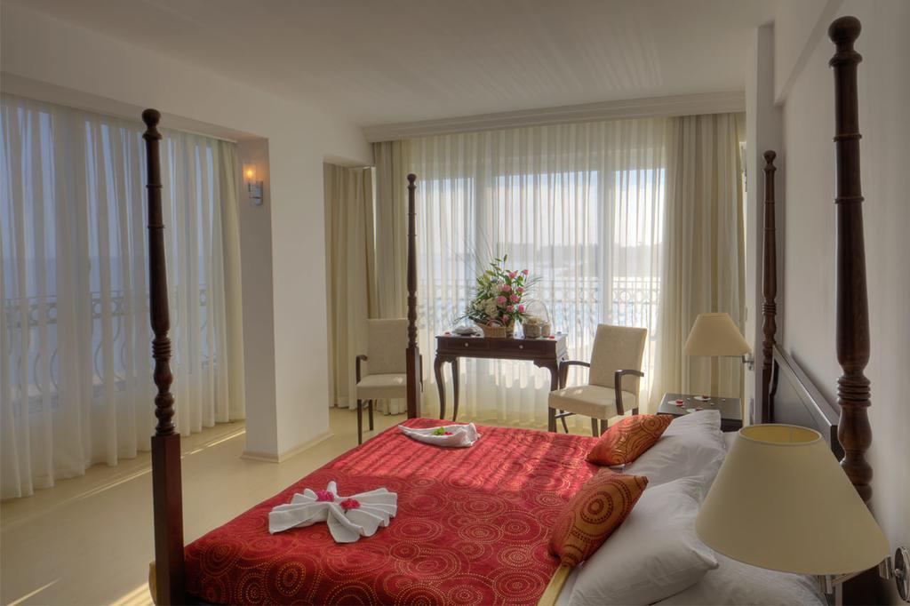 Ada Beach Hotel Karavas エクステリア 写真